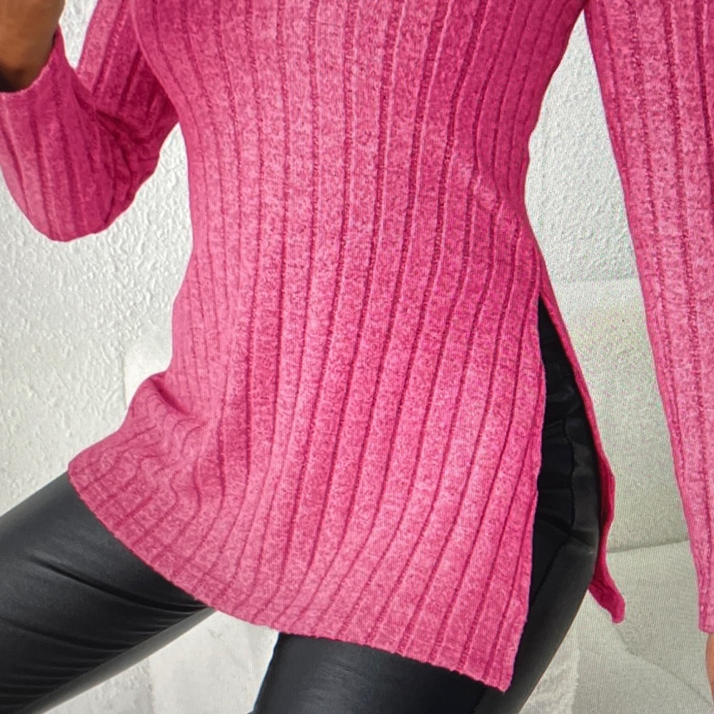 Elegant Pink Ribbed Turtleneck Sweater - Picture 3 of 5